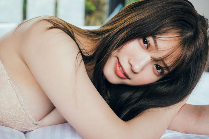 古田愛理、添い寝や赤ビキニで魅せる二十歳の美ボディにうっとり＜週刊プレイボーイ＞