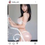 くりえみ、ストラップをズラした純白ランジェリー姿でファンを悩殺！