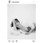 宮下かな子、美バストのぞかせたモノクロセクシーショット披露！！