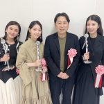 平祐奈、西野七瀬・馬場ふみかとトロフィーを抱きかかえ笑顔「再会できて喜びを分かち合えて嬉しかった」