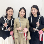 平祐奈、西野七瀬・馬場ふみかとトロフィーを抱きかかえ笑顔「再会できて喜びを分かち合えて嬉しかった」