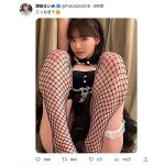 深田えいみ「こっちきて」、開脚ポーズで誘惑