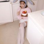 藤田ニコル、誕生日におしゃれウサギコスで美脚披露！