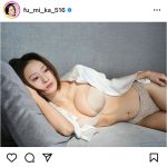 フミカ、ソファーで添い寝気分！はだけシャツで美バスト露わに