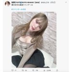 dela・後藤ひなの、胸元開きニットから美谷間チラリ