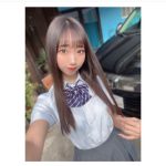 元NMB48・肥川彩愛、美脚がまぶしい制服脱ぎショットで谷間チラリ