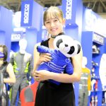 【写真特集】現役高校生・濱松虹心、美脚見せの黒ドレス衣装を披露＜東京オートサロン2023＞