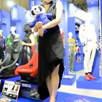 【写真特集】現役高校生・濱松虹心、美脚見せの黒ドレス衣装を披露＜東京オートサロン2023＞