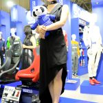 【写真特集】現役高校生・濱松虹心、美脚見せの黒ドレス衣装を披露＜東京オートサロン2023＞