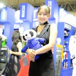 【写真特集】現役高校生・濱松虹心、美脚見せの黒ドレス衣装を披露＜東京オートサロン2023＞