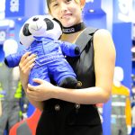 【写真特集】現役高校生・濱松虹心、美脚見せの黒ドレス衣装を披露＜東京オートサロン2023＞