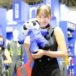 【写真特集】現役高校生・濱松虹心、美脚見せの黒ドレス衣装を披露＜東京オートサロン2023＞