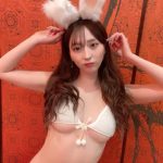 堀尾実咲、下乳ハミ出すセクシーバニーで透明肌全開！