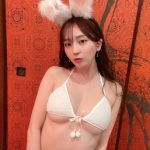 堀尾実咲、下乳ハミ出すセクシーバニーで透明肌全開！