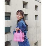 石川恋、春にぴったりなマイクロサイズバッグ＆デニムワンピコーデに称賛の声