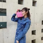 石川恋、春にぴったりなマイクロサイズバッグ＆デニムワンピコーデに称賛の声