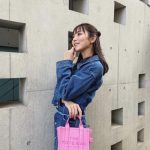 石川恋、春にぴったりなマイクロサイズバッグ＆デニムワンピコーデに称賛の声
