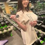 小日向ゆか、シャツ越しのダイナマイトバストにファン驚嘆！