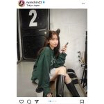 小嶋陽菜、「猫の日」に猫耳×美脚ショットをプレゼント