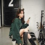 小嶋陽菜、「猫の日」に猫耳×美脚ショットをプレゼント