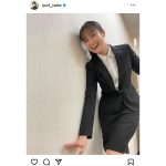 恒松祐里、スーツ姿で『変なポーズ』のオフショット公開