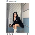 LE SSERAFIM・KAZUHA、ミニスカートから美脚をキワどく披露！