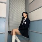 LE SSERAFIM・KAZUHA、ミニスカートから美脚をキワどく披露！