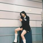 LE SSERAFIM・KAZUHA、ミニスカートから美脚をキワどく披露！