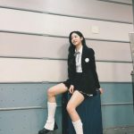 LE SSERAFIM・KAZUHA、ミニスカートから美脚をキワどく披露！