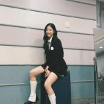 LE SSERAFIM・KAZUHA、ミニスカートから美脚をキワどく披露！