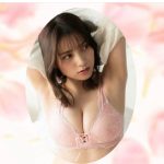 桃月なしこ、ランジェリー姿の脱ぎかけショットで魅せる透明美ボディ！