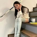 松島花、美脚すぎる絶対領域ショットで太ももチラリ！