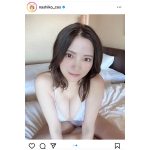 桃月なしこ、ベッドで上目遣いな反則級ショットに「お手上げです！」と降参の声