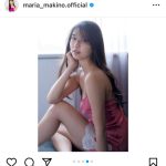 モー娘。牧野真莉愛、色っぽビキニやゆるっとニット姿で釘付けに！