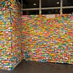 元日向坂46・宮田愛萌、小説発売記念のパネル展開催！卒業あいさつ時の黒ドレスも展示