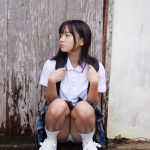 西永彩奈「みせすぎました」、制服スカートまくって美脚露わに！