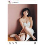 大原優乃、アンニュイな表情で見つめるニットワンピースで美肌全開