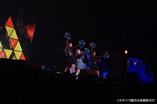 大橋彩香、気合を入れた『腹チラ』衣装に会場大歓声！＜オダイバ!!超次元音楽祭＞
