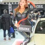 【写真特集】韓国人モデル・ショニー、美谷間チラ見せのボディースーツで視線釘付け！＜東京オートサロン2023＞