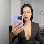 すみれ、三吉彩花と胸元ざっくり開きのコーデで2ショット