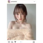 斎藤愛莉、オフショルニットで美肩＆谷間チラリ