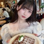 佐藤かれん「角度が天才だ」、胸チラのあざかわショットと反響ぞくぞく