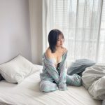 AKB48・篠崎彩奈、漂う生活感にドキドキのグラビアオフショットに反響「紙の写真集期待です」