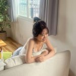 AKB48・篠崎彩奈、漂う生活感にドキドキのグラビアオフショットに反響「紙の写真集期待です」