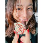 高橋メアリージュン、とアップでバレンタインスイーツに満面笑み