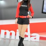 【写真特集】一之瀬雪乃、ミニスカ衣装で来場者と記念撮影！＜東京オートサロン2023＞