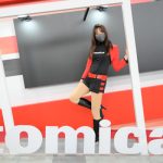 【写真特集】一之瀬雪乃、ミニスカ衣装で来場者と記念撮影！＜東京オートサロン2023＞