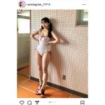 豊田ルナ、ワンピース水着でセクシーなボディライン露わに