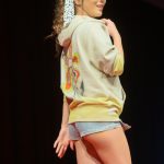 レースクイーン・渡辺もえ、「TGL」ランウェイで超ミニデニムコーデ披露！＜TOKYO GIRLS LIVE 2023＞