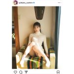 横野すみれ、ぴちぴちなタートルネック姿で開脚ポーズ！「コケティッシュでしかも可愛い」